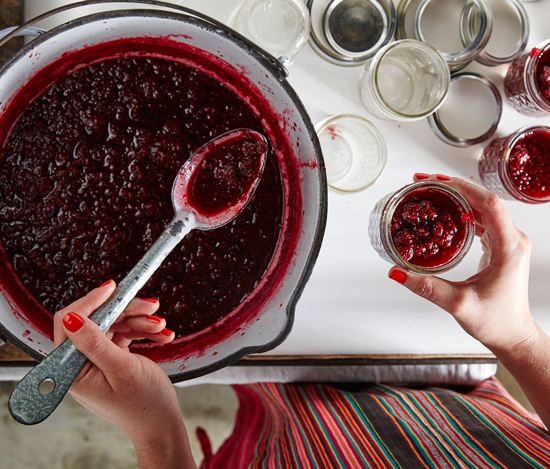 fill fruit jam in cans